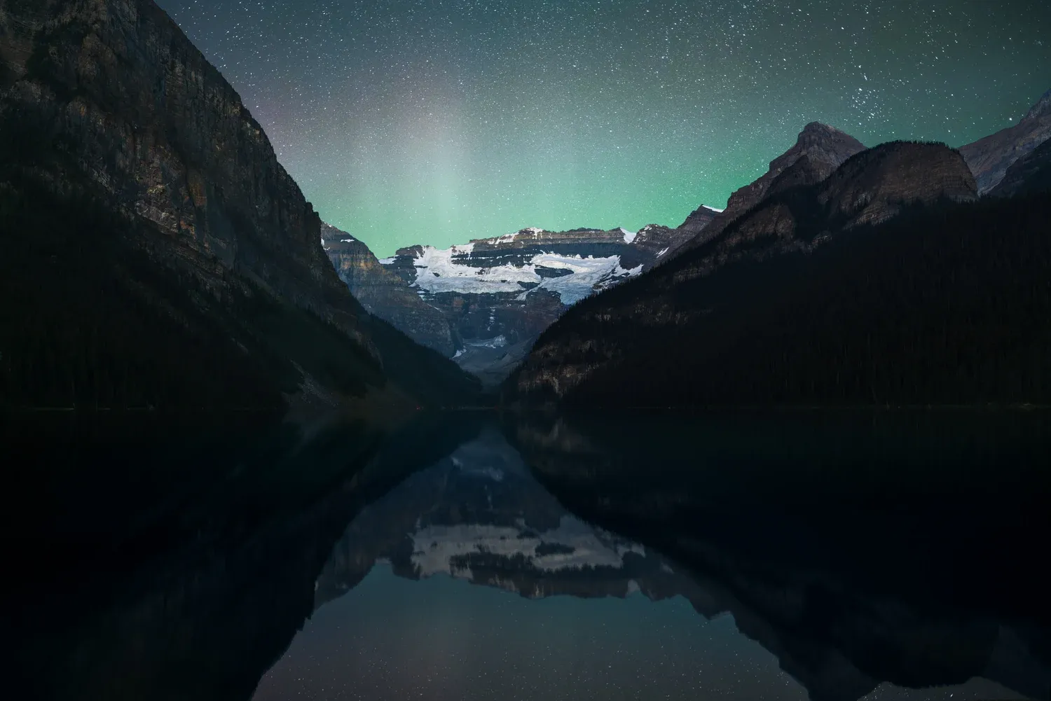 Street scene with soft highlights and layered pedestrians.